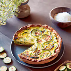 Une image de Quiche provençale au gruyère et courgettes : - image générée par IA (DALL-E)