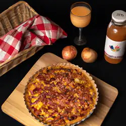Une image de Quiche lorraine revisitée à la saucisse et aux oignons - image générée par IA (DALL-E)