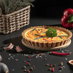 Une image de Quiche au saumon fumé, poivron et lait d'Isigny - image générée par IA (DALL-E)