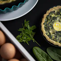 Une image de Quiche aux épinards et à la crème fraîche : Une recette simple et délicieuse - image générée par IA (DALL-E)